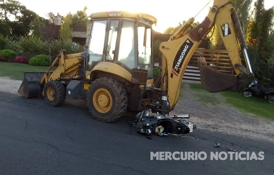 Un motociclista con lesiones graves al chocar una retroexcavadora