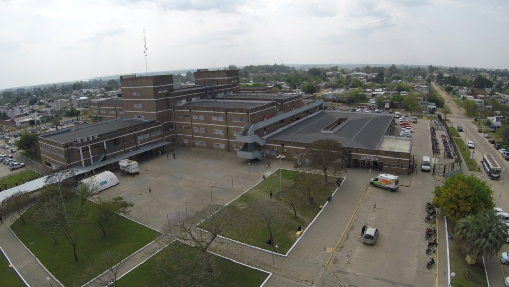 Un joven fue baleado y apuñalado al bajar de un colectivo que traslada cosecheros