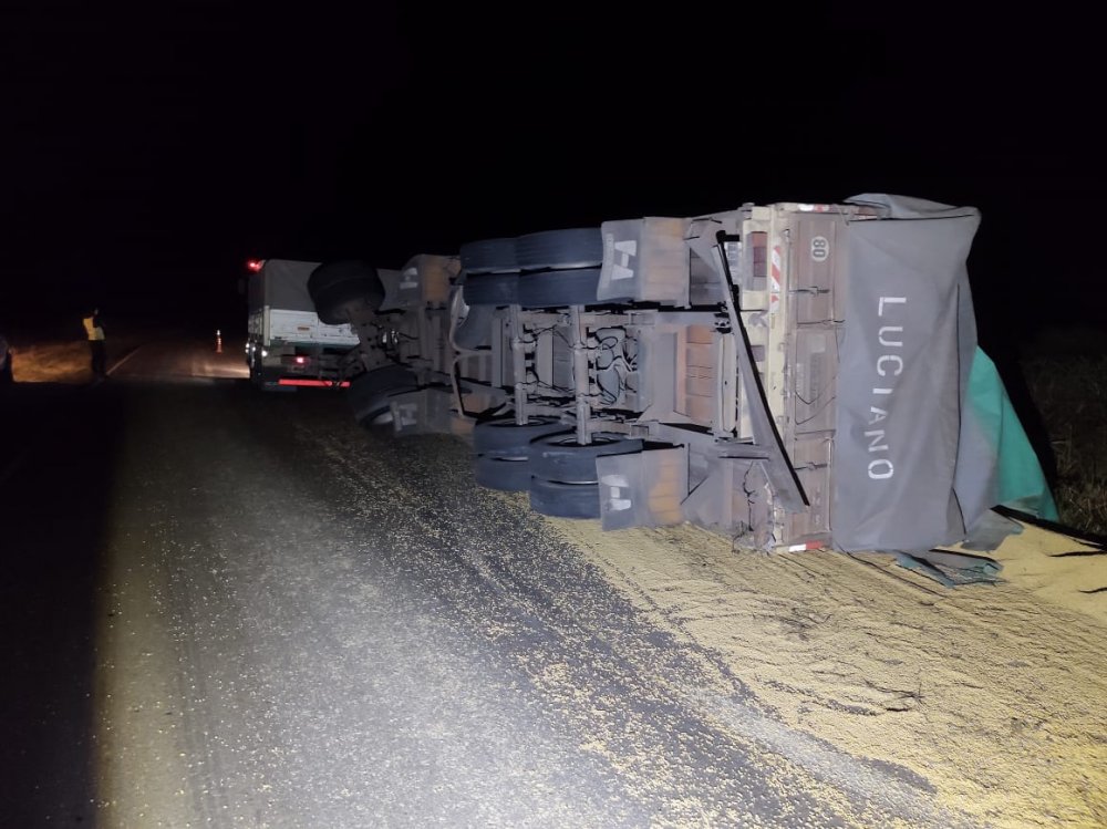 Se le reventó la cubierta a un acoplado y volcó en la ruta 6