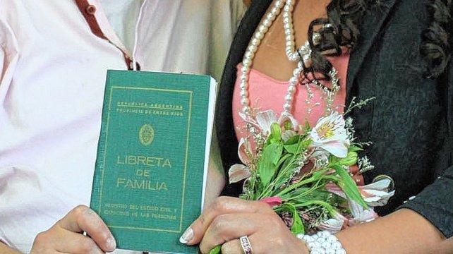 La crisis es tan grande que hay que pedir libreta de casamiento prestada para la foto