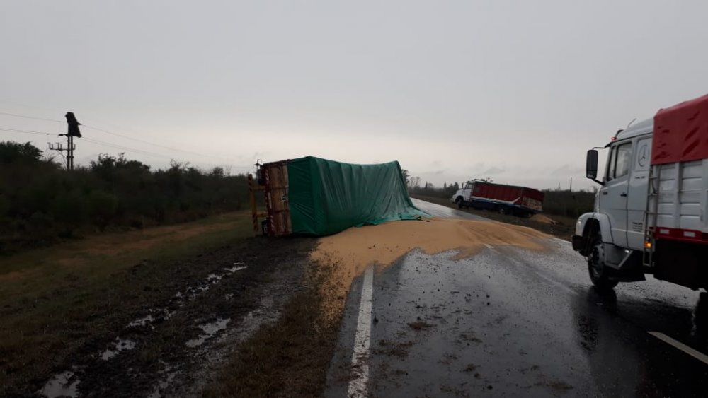 Un camión despistó en la ruta 127 y volcó su acoplado