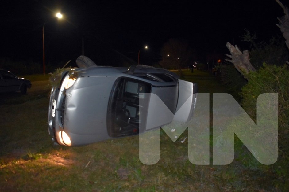 Un automovilista ebrio protagonizó un vuelco
