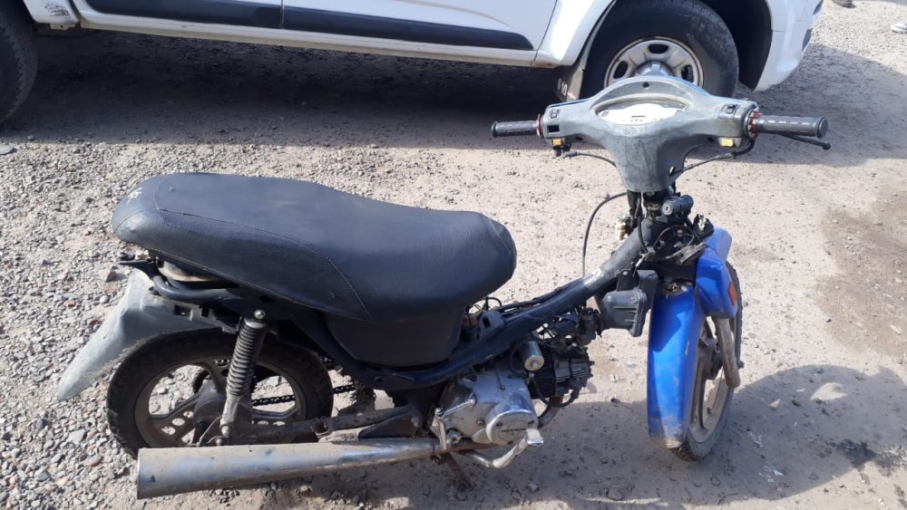 Fue a cargar nafta con una moto sin papeles y llevando drogas