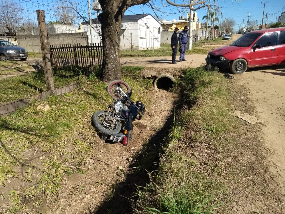 Una mujer motociclista fue colisionada por un automóvil