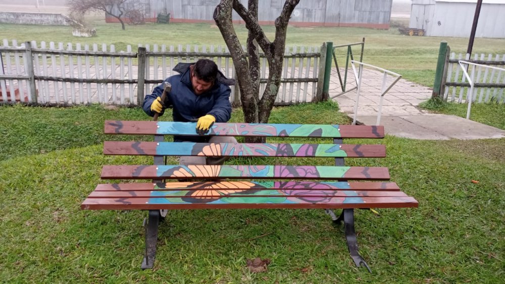 Colocan bancos en el parque del Museo