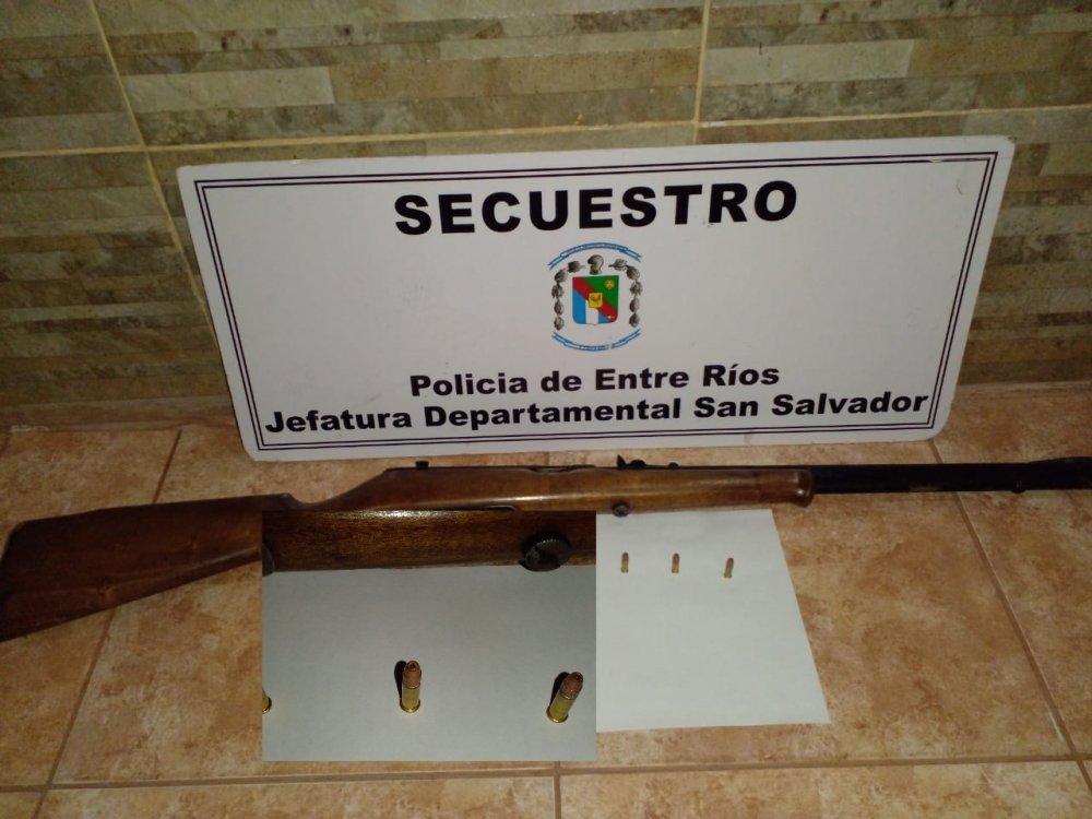 Hombre amenazó con un arma a una familia y su mujer lesionó a una policía