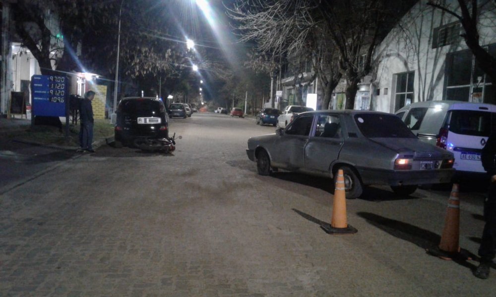 Motociclista con lesiones al chocar dos vehículos 