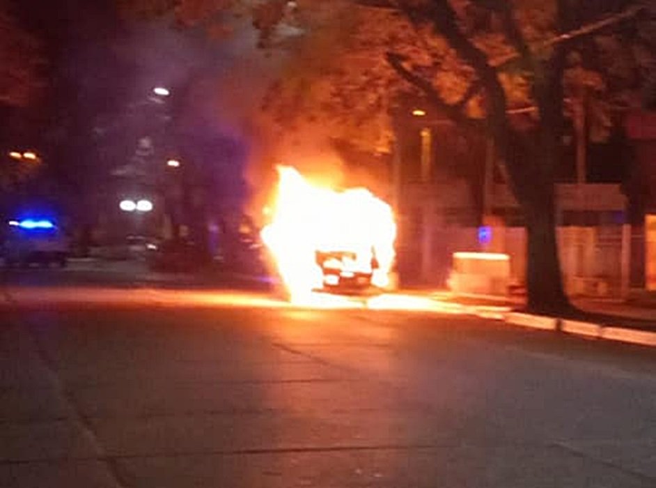 Ardió una combi en la costanera concordiense