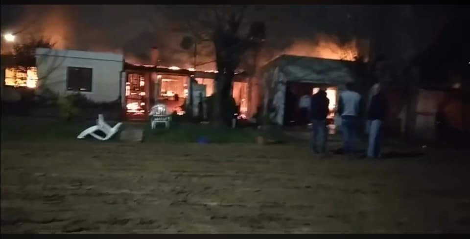 Un voraz incendio consumió cuatro viviendas en Maciá