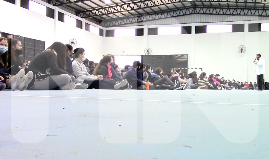Sin presencia política, se “inauguró” el SUM del Colegio