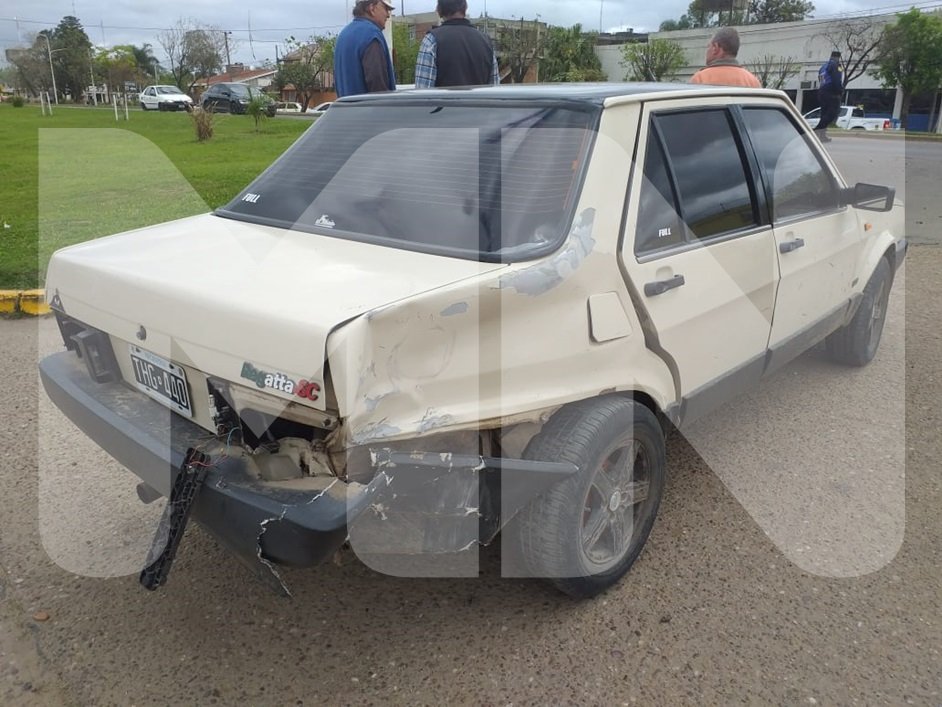 Una moto colisionó un auto en la travesía urbana