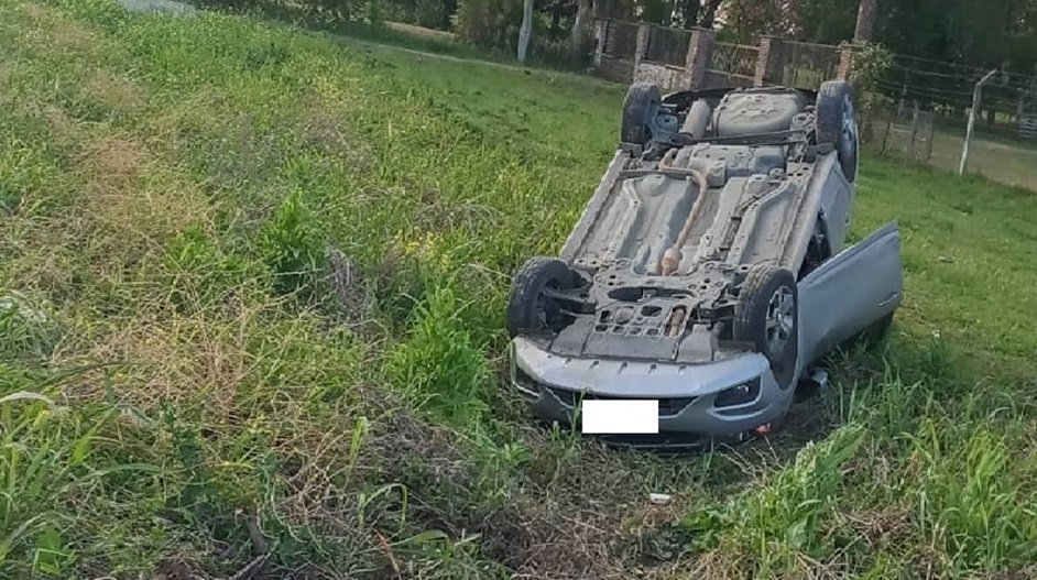 Un automóvil volcó en la ruta 18