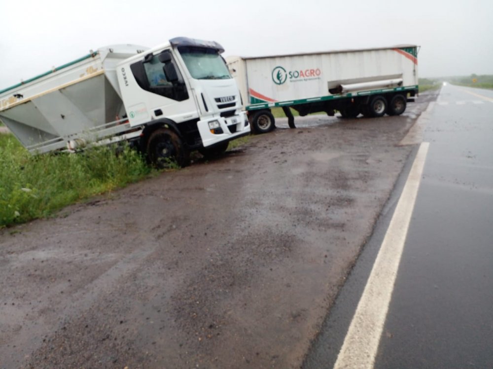 Un camión despistó en la ruta 6