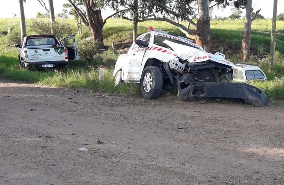Móvil de Bomberos protagonizó un fuerte choque con otra camioneta