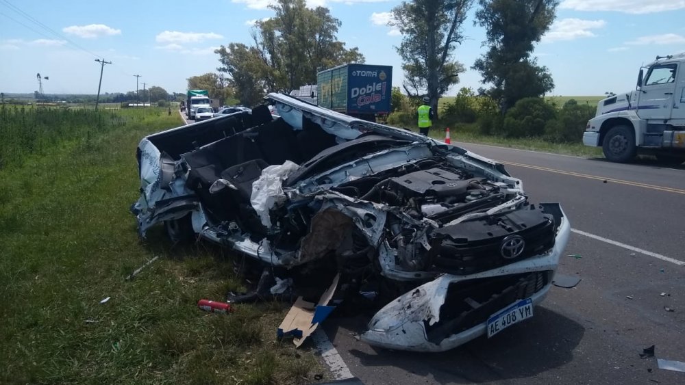 Violento choque entre un camión y una camioneta en la ruta 11