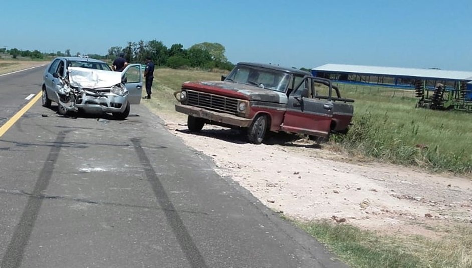 Un auto y una camioneta colisionaron en la ruta 130