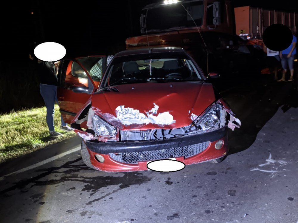 Un automóvil colisionó con un camión en la ruta 18