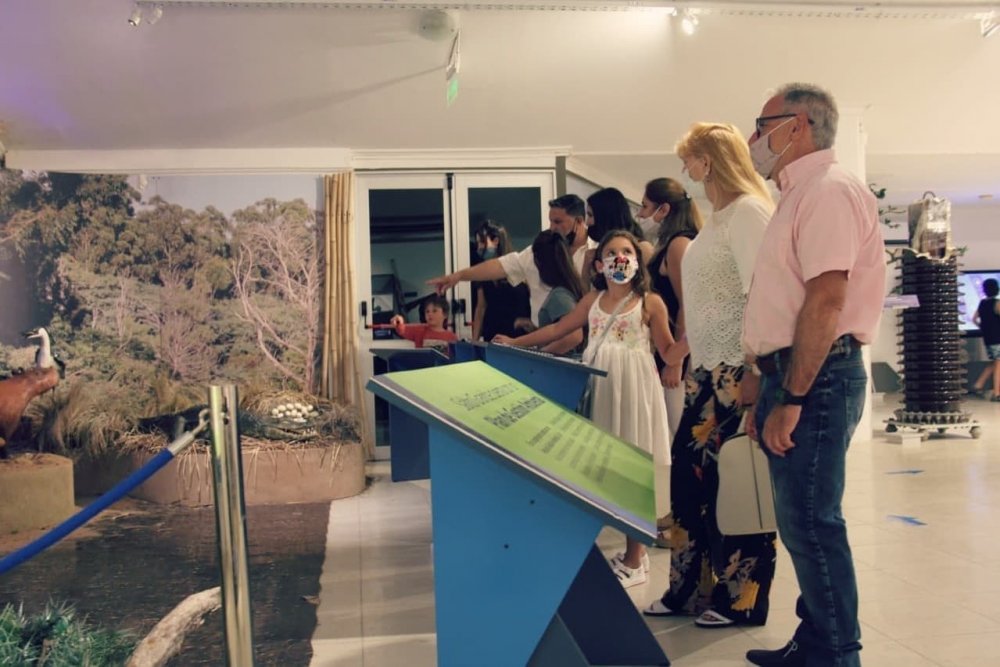 Familias y turistas disfrutaron de las visitas nocturnas a Salto Grande