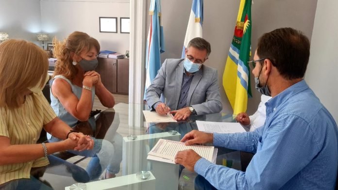 Firmaron escrituras de terrenos adquiridos y el municipio relanzará un programa local para viviendas