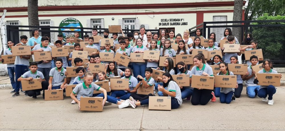 Entregaron un total de 61 notebooks a alumnos de la Escuela 1
