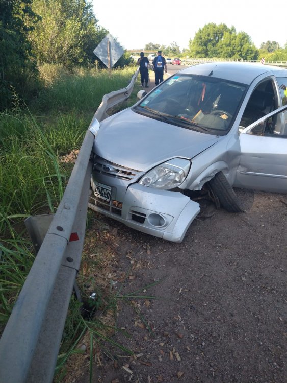 Un automóvil despistó e impactó contra un guardarrail