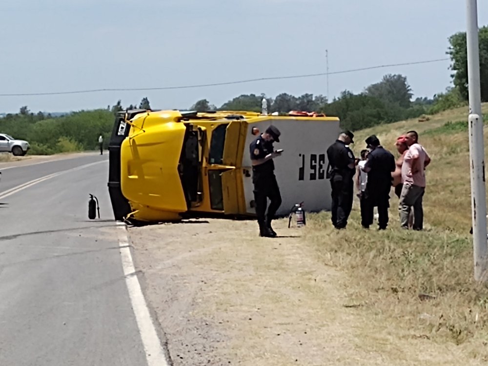 Volcó un camión de caudales en la ruta 135