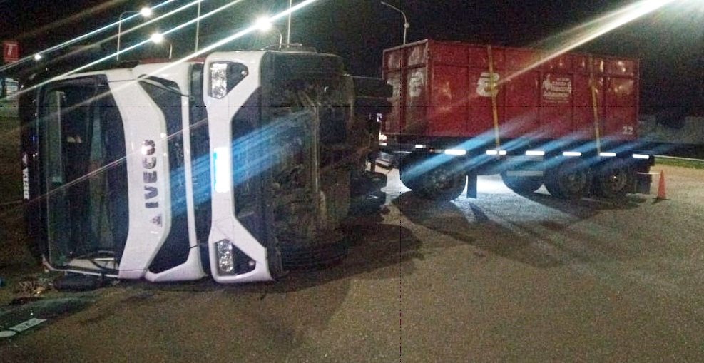 Un camión volcó en el cruce de las rutas 11 y 26