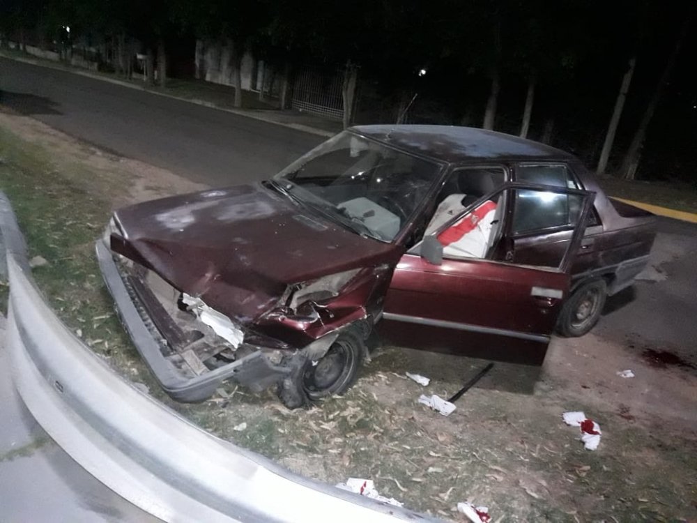 Un automóvil despistó y terminó contra un guardarrail