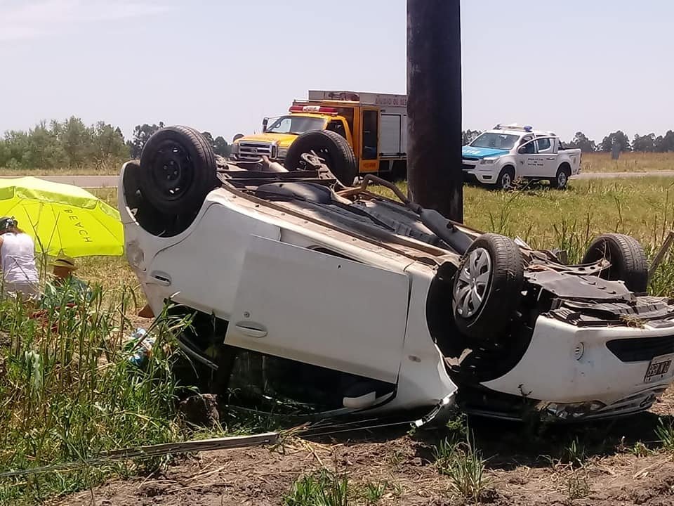 El conductor de un auto se habría dormido y terminó volcando en la ruta 18