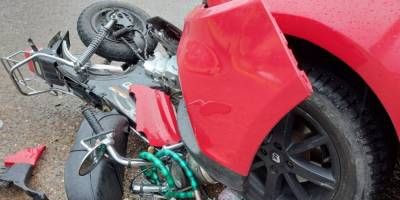 Fuerte impacto entre una moto y un automóvil