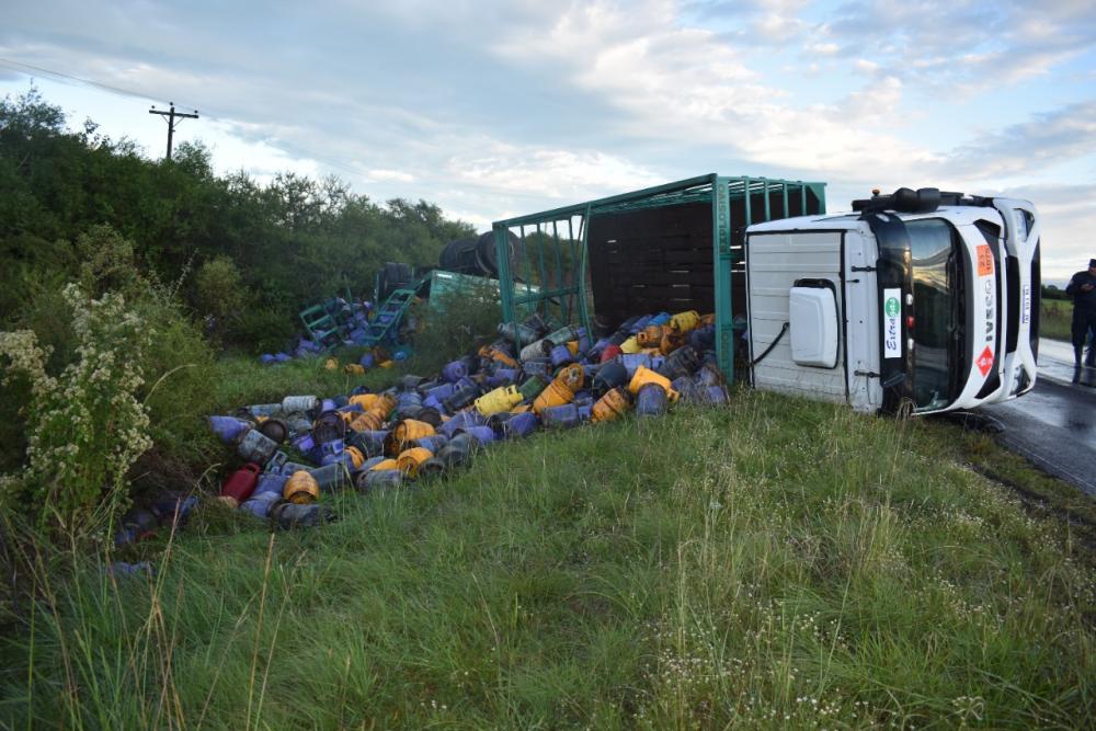 Impresionante vuelco de un camión cargado con garrafas en la ruta 22
