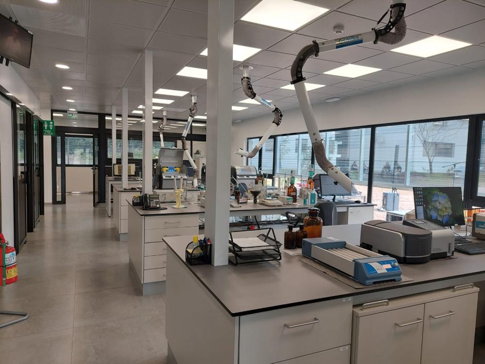 Salto Grande inauguró el nuevo laboratorio de análisis de aceites como parte de su renovación