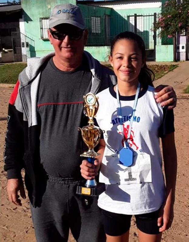 Joven de San Salvador inició con el pie derecho en el torneo de atletismo de los barrios