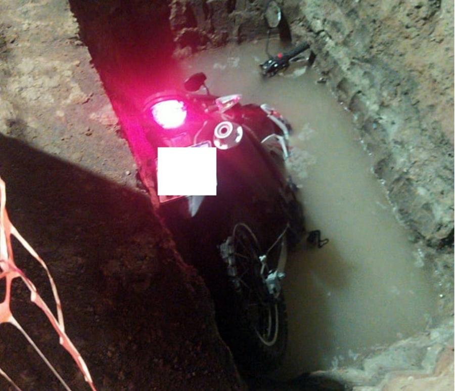 Una moto terminó dentro de un pozo en el pavimento