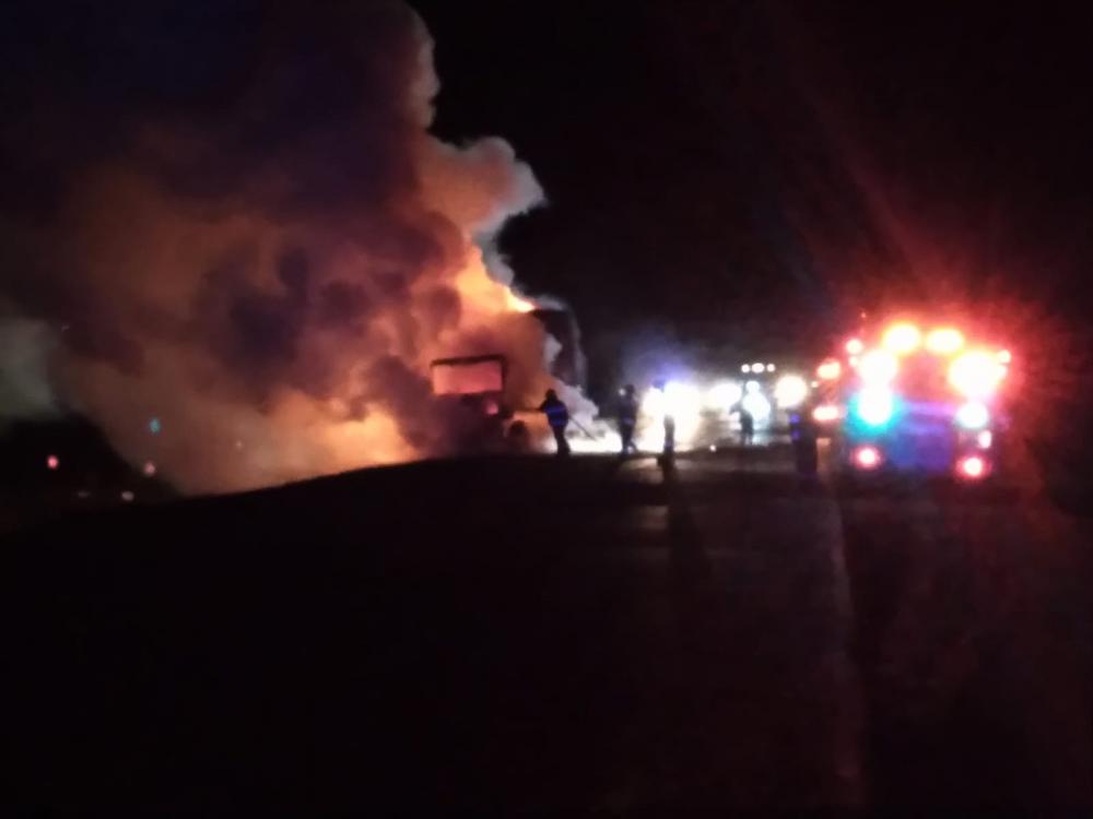 Un camión se prendió fuego en la ruta 12