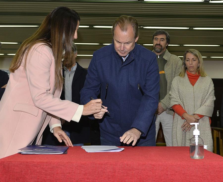 Anuncian la construcción de una planta farmacéutica provincial
