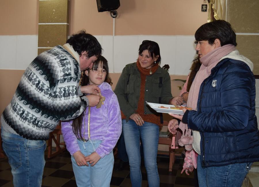 Niños de Primera Comunión recibieron la Cruz