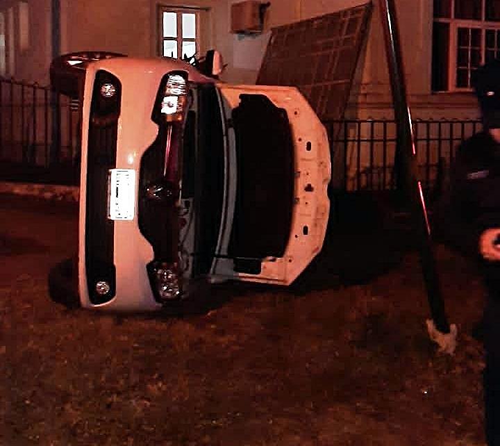 Un auto quedó tumbado de costado y una persona quedó atrapada