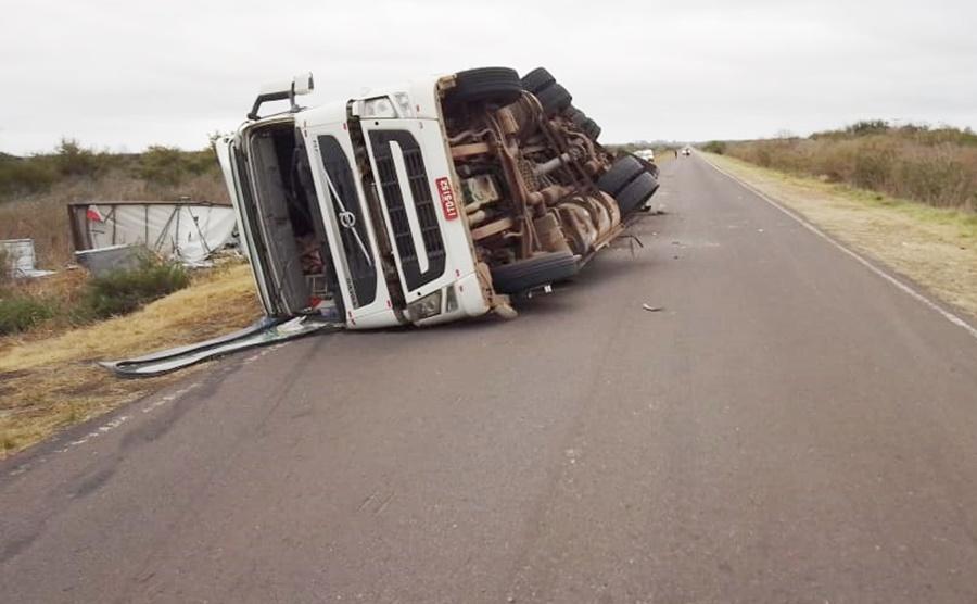 Un camión brasilero volcó y bloqueó media ruta 6