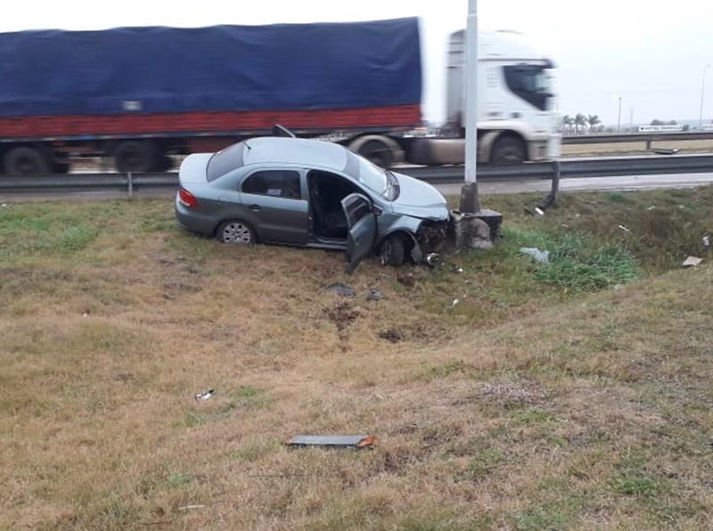 Ruta 14: remisero perdió el control y chocó una columna de alumbrado