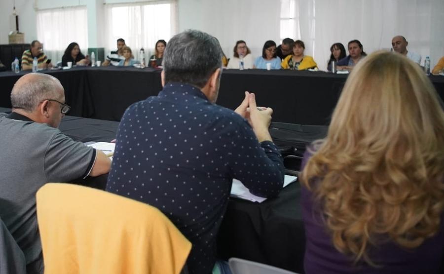 AGMER demanda adelantar un tramo del acuerdo paritario, mientras el Gobierno los convoca