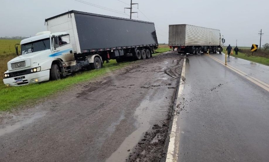 Un camión brasilero despistó en la intersección de la ex ruta 18 y la autovía