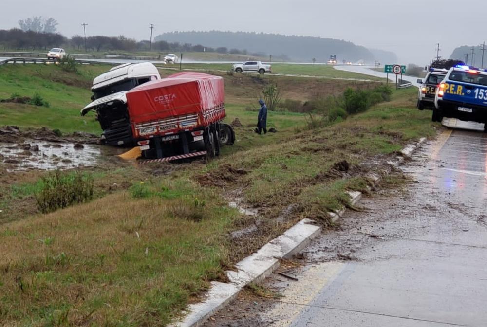 Un camionero con lesiones graves al despistar en la ruta 14
