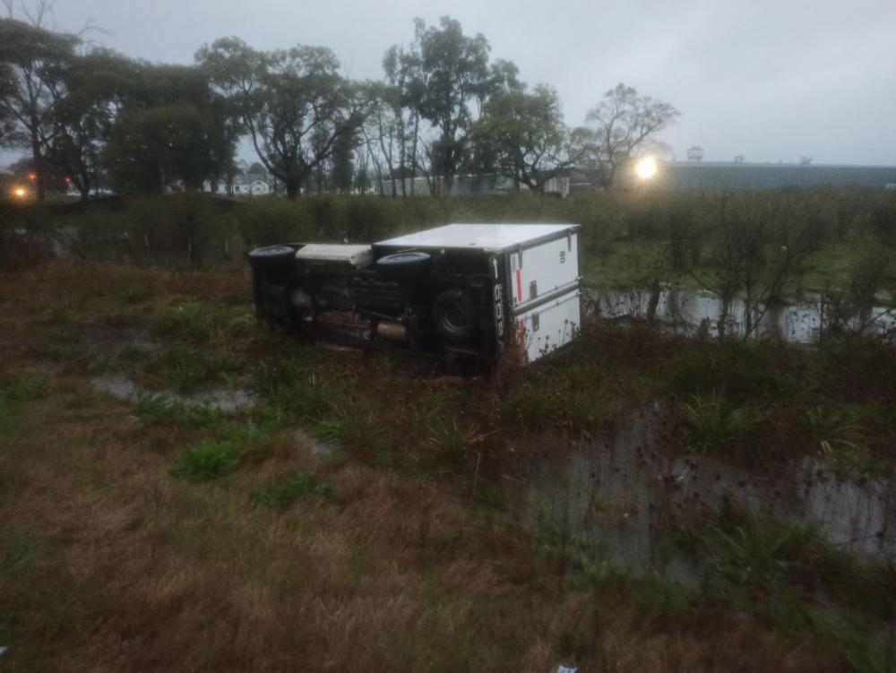 Una camioneta con caja térmica quedó tumbada a la vera de la ruta 2