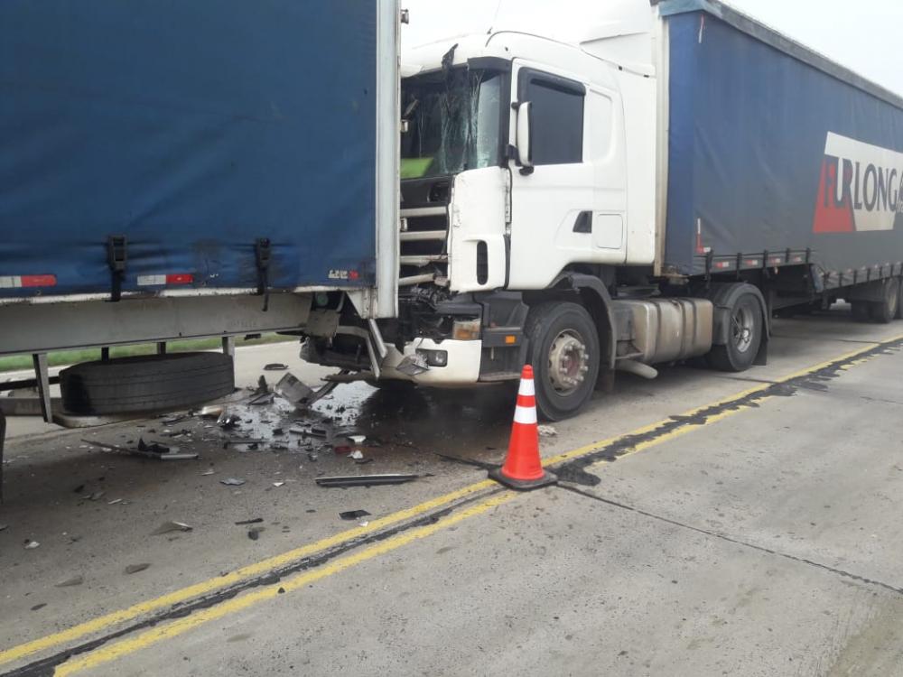 Dos camiones de la misma empresa colisionaron en la ruta 127