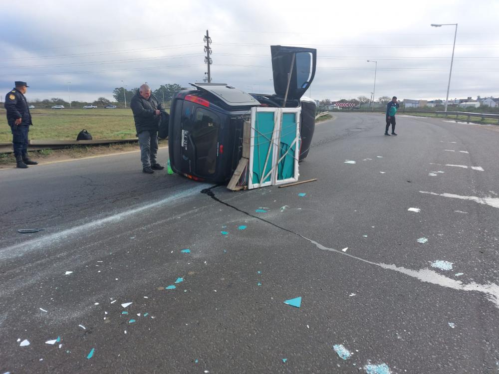El conductor de un utilitario se durmió y volcó en la rotonda de acceso a Federación