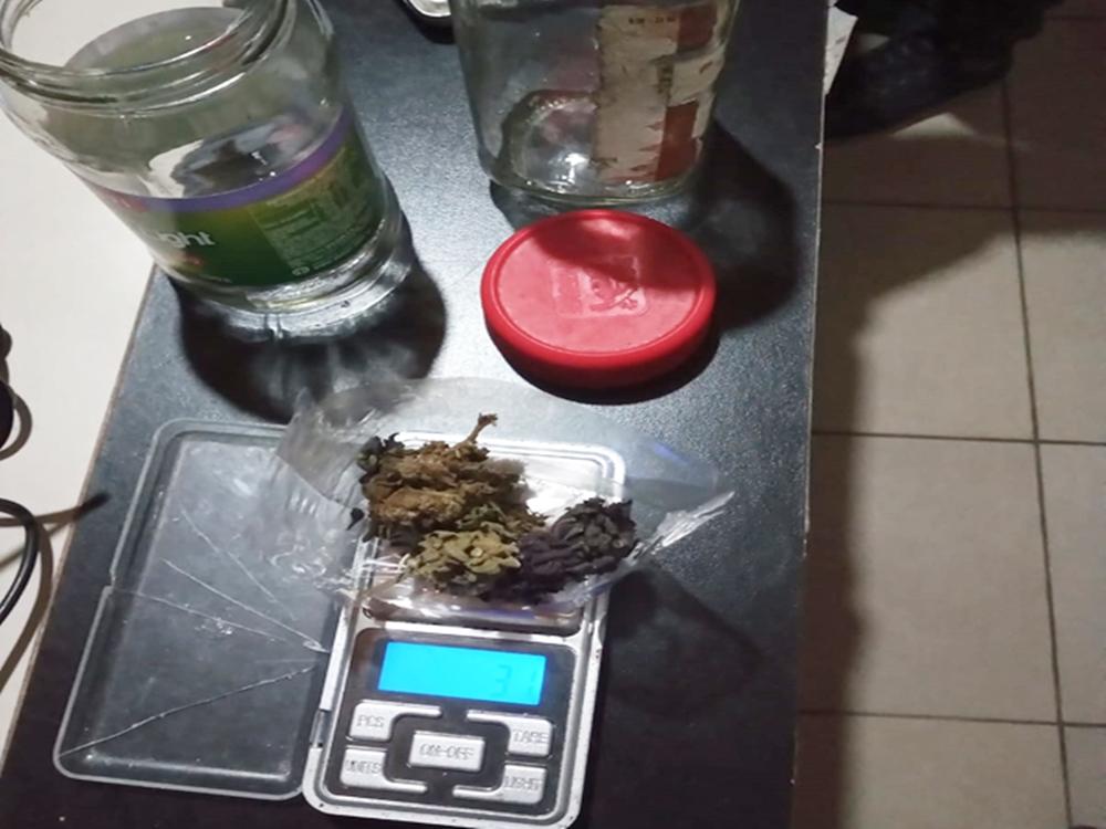 La Policía fue por un caso de violencia familiar y secuestró marihuana