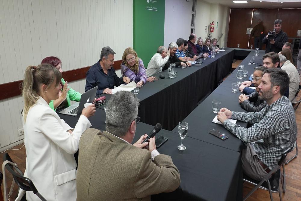 El gobierno le pidió a los docentes que eleven una solicitud de incremento