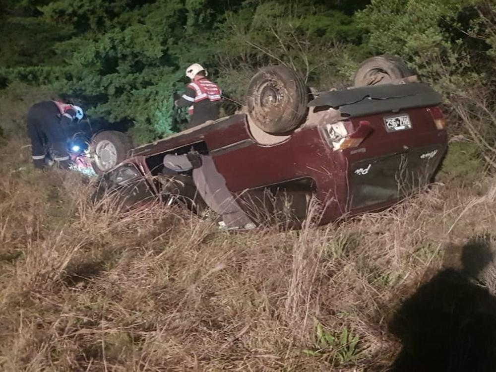 Un automóvil volcó en la ruta 130
