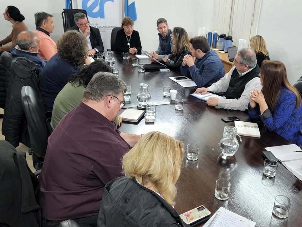 Los gremios docentes acordaron un aumento del 20% para setiembre